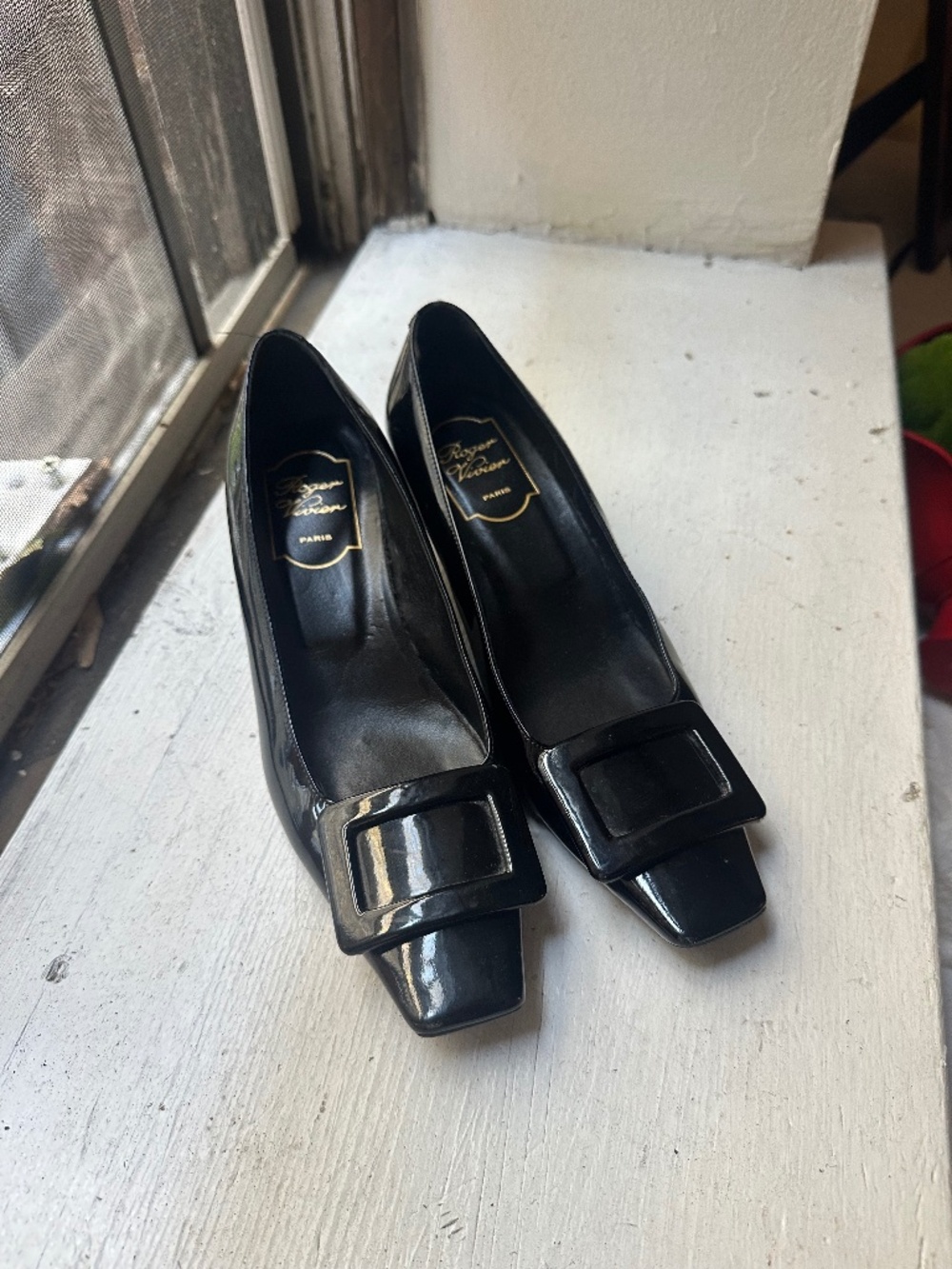 Roger vivier black heels